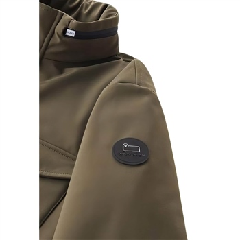 Woolrich-Giacca-uomo-multitasche-Soft-Shell-Field-Jacket-colletto