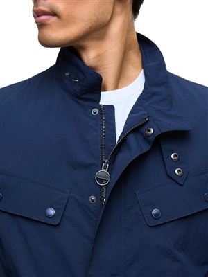 Barbour-International-Modern-Duke-Showerproof-Blu-Navy-Dettaglio