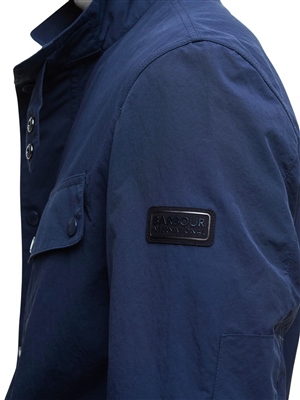 Barbour-International-Modern-Duke-Showerproof-Blu-Navy-Logo