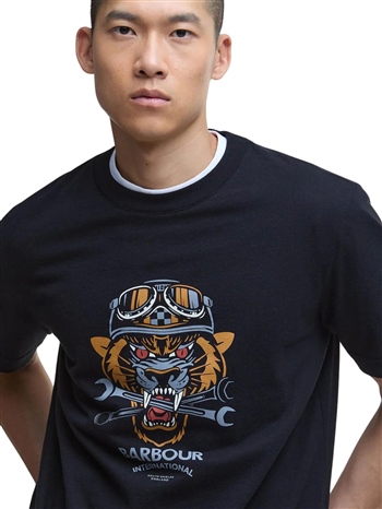 Barbour-International-T-shirt-Carlisle-Nero-Dettaglio